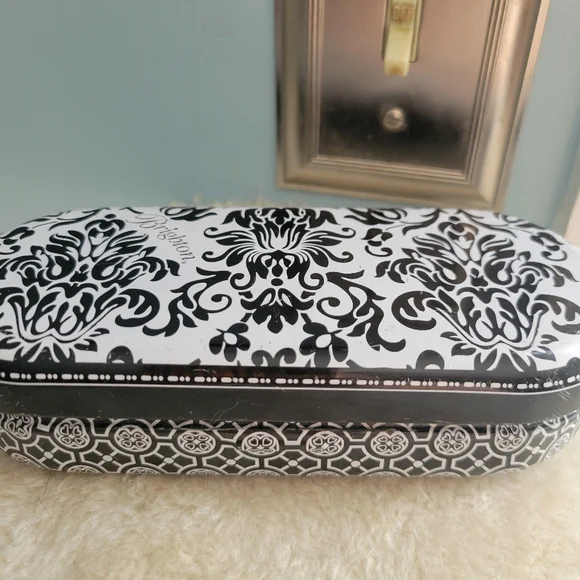 BRIGHTON  “Love Daisy” Readers, Eye Glasses 2.5 Strength. White Frames, Tin Case - Picture 4 of 9